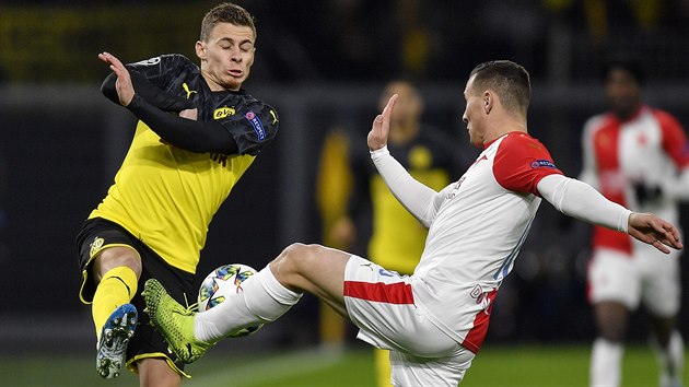 Záložník Dortmundu Thorgan Hazard v souboji se slávistou Janem Bořilem v šestém... Záložník Dortmundu Thorgan Hazard v souboji se slávistou Janem Bořilem v šestém...