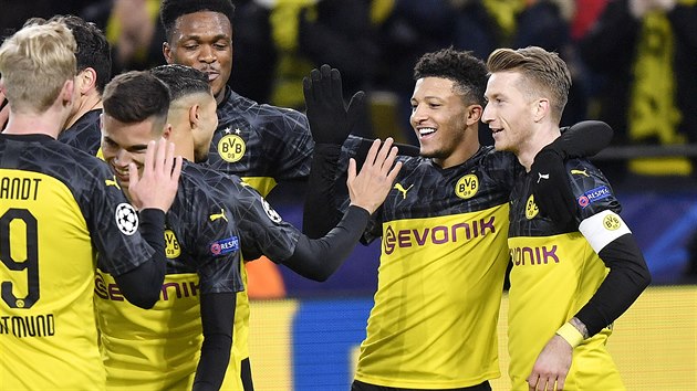 Jadon Sancho (druhý zprava) se raduje z vedoucí branky Dortmundu proti Slavii v... Jadon Sancho (druhý zprava) se raduje z vedoucí branky Dortmundu proti Slavii v...