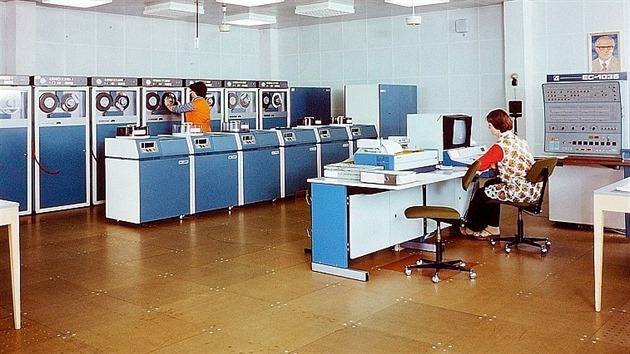 Sálový počítač řady ES EVM (ES 1035). Na podobném stroji vedla KGB databázi... Sálový počítač řady ES EVM (ES 1035). Na podobném stroji vedla KGB databázi...