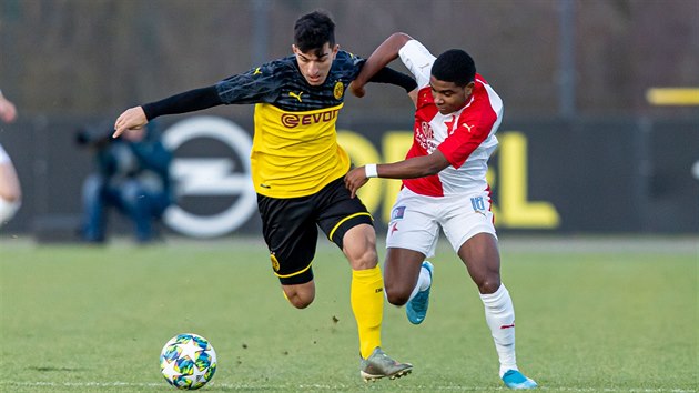Momentka z utkání Youth League mezi Dortmundem a Slavií. V akci brazilský... Momentka z utkání Youth League mezi Dortmundem a Slavií. V akci brazilský...