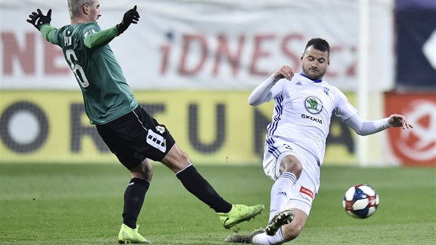 Boleslavský Daniel Pudil (vpravo) blokuje střelu jabloneckého Tomáše Pilíka. Boleslavský Daniel Pudil (vpravo) blokuje střelu jabloneckého Tomáše Pilíka.
