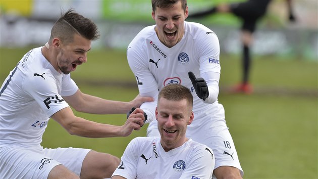 Radost fotbalistů Slovácka v Příbrami, střelec Juroška, vlevo Navráti a Sadílek. Radost fotbalistů Slovácka v Příbrami, střelec Juroška, vlevo Navráti a Sadílek.