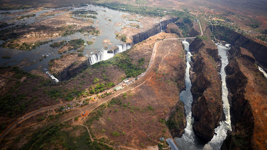 Viktoriiny vodopády na leteckém snímku z 5. prosince 2019