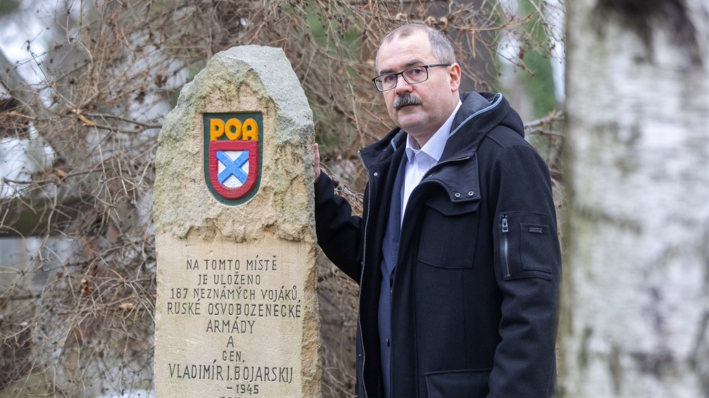 Historik Pavel áek u hromadného hrobu voják Ruské osvobozenecké armády...