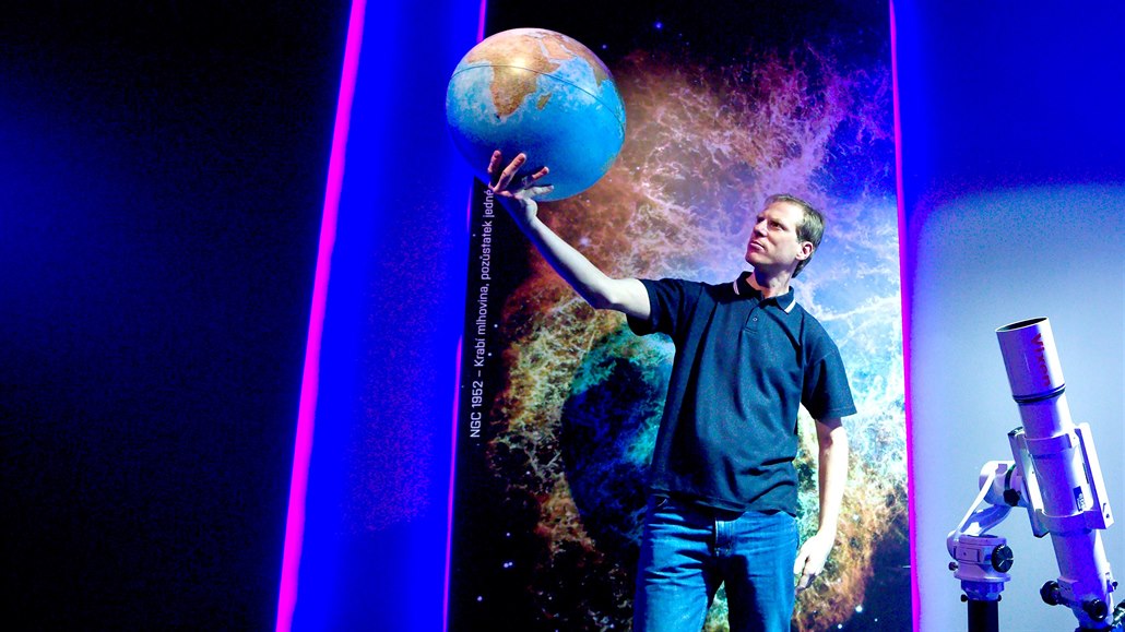 Martin Gembec ídí planetárium v liberecké iQLANDII, kde se dti uí o vesmíru,...