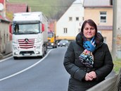 Starostka Stráže nad Ohří Jana Viková u silnice I/13 před obecním úřadem. Starostka Stráže nad Ohří Jana Viková u silnice I/13 před obecním úřadem.