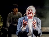 Jiří Lábus si roli divadelního ředitele v představení Inscenační porada užívá. Jiří Lábus si roli divadelního ředitele v představení Inscenační porada užívá.
