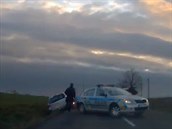 Řidič se vyhýbal zátarasu, vůz skončil v příkopu Řidič se vyhýbal zátarasu, vůz skončil v příkopu