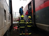 Drážní hasiči evakuovali v Zámrsku cestující z bratislavského expresu pomocí... Drážní hasiči evakuovali v Zámrsku cestující z bratislavského expresu pomocí...