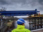 Dělníci během dvou dnů přesunou celou ocelovou konstrukci na provizorní... Dělníci během dvou dnů přesunou celou ocelovou konstrukci na provizorní...