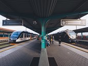 Nový regionální vlak Leo Expressu v barvách Pardubického kraje si mohli... Nový regionální vlak Leo Expressu v barvách Pardubického kraje si mohli...