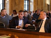 Opoziční zastupitelé za hnutí ANO uprostřed s exprimátorem Petrem Vokřálem. Opoziční zastupitelé za hnutí ANO uprostřed s exprimátorem Petrem Vokřálem.