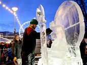 Dvojice sochařů vyrobila v Brně z ledu dvoutunovou sochu vládce Inků. (15.... Dvojice sochařů vyrobila v Brně z ledu dvoutunovou sochu vládce Inků. (15....