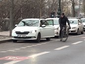 Cyklistu asto uzemní dvee od auta: naute se holandský chvat