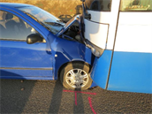 Řidič ve voze Škoda Fabia se čelně srazil s linkovým autobusem u Všestar (10.... Řidič ve voze Škoda Fabia se čelně srazil s linkovým autobusem u Všestar (10....