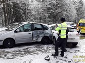 První letošní sníh překvapil řidiče v Plzeňském kraji. Nehoda tří vozidel se... První letošní sníh překvapil řidiče v Plzeňském kraji. Nehoda tří vozidel se...