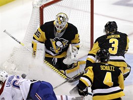 Tristan Jarry v brance Pittsburghu zasahuje v duelu s Montrealem.