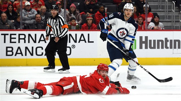 Filip Hronek z Detroitu pi obrannm zkroku v utkn proti Winnipegu.