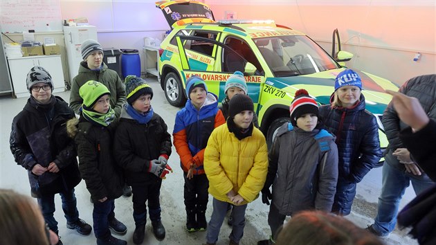 Děti z judistického oddílu pokřtily nový sanitní vůz Škoda Kodiaq pro záchrannou službu v Chebu. Dostal jméno Jestřáb.