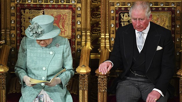 Britsk krlovna Albta II. zahjila nov zasedac obdob parlamentu. Vpravo princ Charles. (19. prosince 2019)