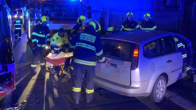 Nehoda autobusu s osobnm autem v prask ulici Na Jezerce. (14. prosince 2019)