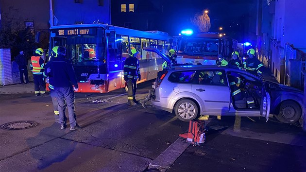 Nehoda autobusu s osobnm autem v prask ulici Na Jezerce. (14. prosince 2019)