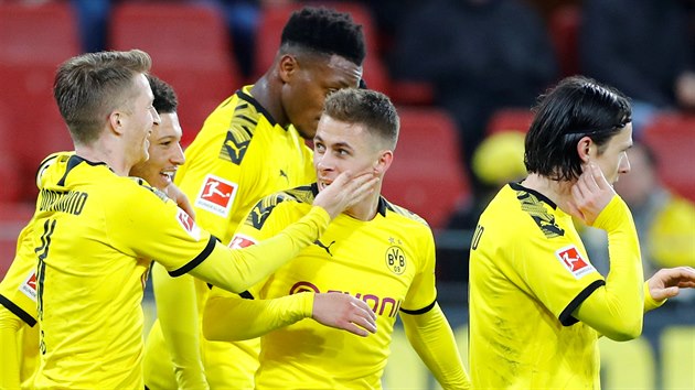 Fotbalist Borussie Dortmund oslavuj jeden z gl proti Mohui. Trefil se Thorgan Hazard.