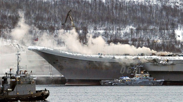 Por na rusk letadlov lodi Admiral Kuzncov bhem oprav v Murmansku na severu Ruska (12. prosince 2019)