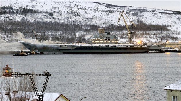Por na rusk letadlov lodi Admiral Kuzncov bhem oprav v Murmansku na severu Ruska (12. prosince 2019)
