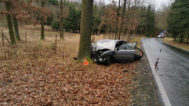 Takto vypadalo auto po nrazu do stromu. Jeho idika pi nehod na Psecku zemela (14. prosince 2019)