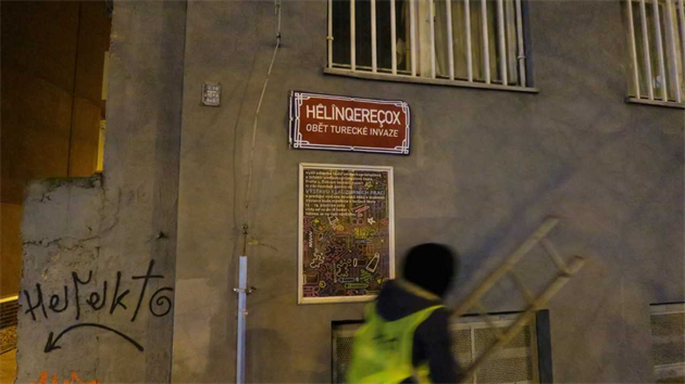 Aktivisté v noci na sobotu přelepili názvy šesti ulic na pražském Žižkově jmény lidí, kteří se stali oběťmi turecké invaze do Sýrie (14. prosince 2019)