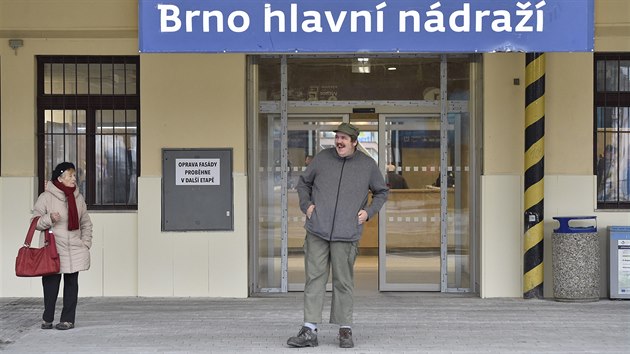 Lidé na brněnském hlavním nádraží, kam se 15. prosince 2019 po půlnoci vrátily po roční výluce všechny vlaky.