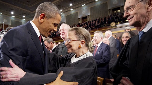 Americk prezident Barack Obama se zdrav se soudkyn Ruth Bader Ginsburgovou ped jednnm Kongresu. (24. ledna 2012)