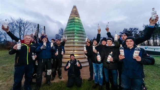 Parta stavebnch dlnk ze severonmeckho Oersdorfu vytvoila vnon strom z 5038 przdnch lahv, kter zskali z mstnch restaurac. (14. prosince 2019)