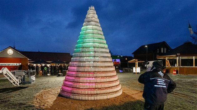 Parta stavebnch dlnk ze severonmeckho Oersdorfu vytvoila vnon strom z 5038 przdnch lahv, kter zskali z mstnch restaurac. (14. prosince 2019)