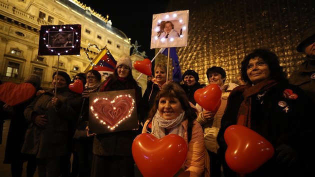 Prahou proel pochod Srdce na Hrad. Pochod zaal na nmst Vclava Havla u Nrodnho divadla a el na Hradansk nmst u Praskho hradu. (18. prosince 2019)