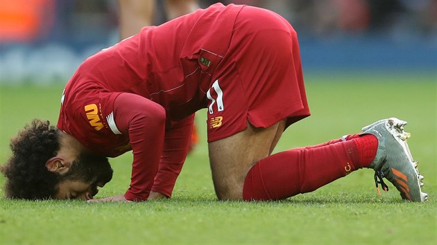 Liverpoolsk tonk Mohamed Salah oslavuje gl proti Watfordu.
