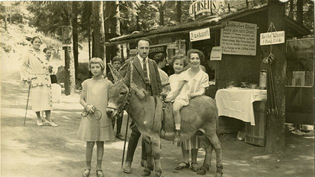 Mal Lilli (na oslu) s rodii na vletu do tisskch stn, rok 1926.