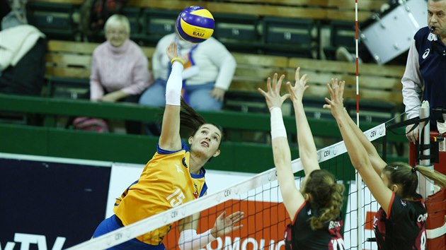 Olomouck volejbalistka Eva Hodanov smeuje v zpase s tmem Busto Arsizio.