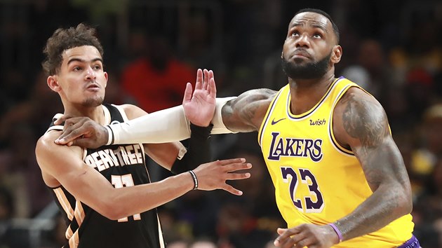 LeBron James (vpravo) z LA Lakers si odstavuje drobnho Traeho Younga z Atlanty.