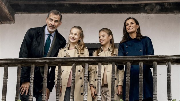 Na vnonm pozdravu od panlsk krlovsk rodiny je krl Felipe VI,. princezna Leonor, princezna Sofia a krlovna Letizia.