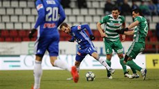 U míče je olomoucký Pablo González, sledují ho Josef Jindřišek a Kamil Vacek... U míče je olomoucký Pablo González, sledují ho Josef Jindřišek a Kamil Vacek...