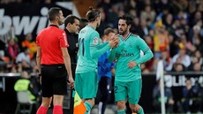 Nastupuje Gareth Bale ze hit jde Isco.