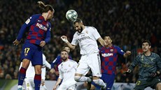 Karim Benzema hlavičkuje, ještě o něco výš vyskočil Antoine Griezmann. Karim Benzema hlavičkuje, ještě o něco výš vyskočil Antoine Griezmann.
