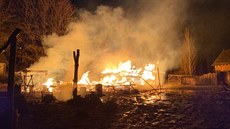 Požár v pražských Řeporyjích zachvátil středověký skanzen, shořely tři dřevěné... Požár v pražských Řeporyjích zachvátil středověký skanzen, shořely tři dřevěné...