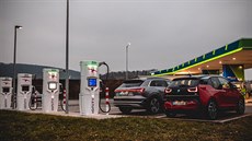 Využívá výkon 350 kW, což je sedmkrát více, než běžné rychlodobíjecí stanice a... Využívá výkon 350 kW, což je sedmkrát více, než běžné rychlodobíjecí stanice a...