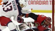Cam Atkinson, útočník Columbusu, střílí gól brankáři Andersu Nilssonovi z... Cam Atkinson, útočník Columbusu, střílí gól brankáři Andersu Nilssonovi z...