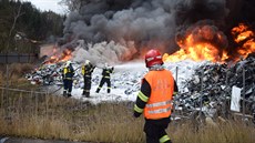 Na okraji Sedlčan vzplála skládka elektroodpadu. Šlo o samovznícení, škola je... Na okraji Sedlčan vzplála skládka elektroodpadu. Šlo o samovznícení, škola je...
