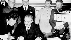 Pakt RibbentropMolotov byl uzaven 23. srpna 1939 v Moskv. Je pojmenovaný po...