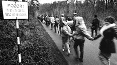 Živý řetěz rukou pěti tisíc lidí tehdy ještě nelegálně protrhl železnou oponu... Živý řetěz rukou pěti tisíc lidí tehdy ještě nelegálně protrhl železnou oponu...